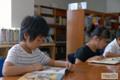 고령초등학교 왕정도서실에서 독서하는 어린이 썸네일 이미지